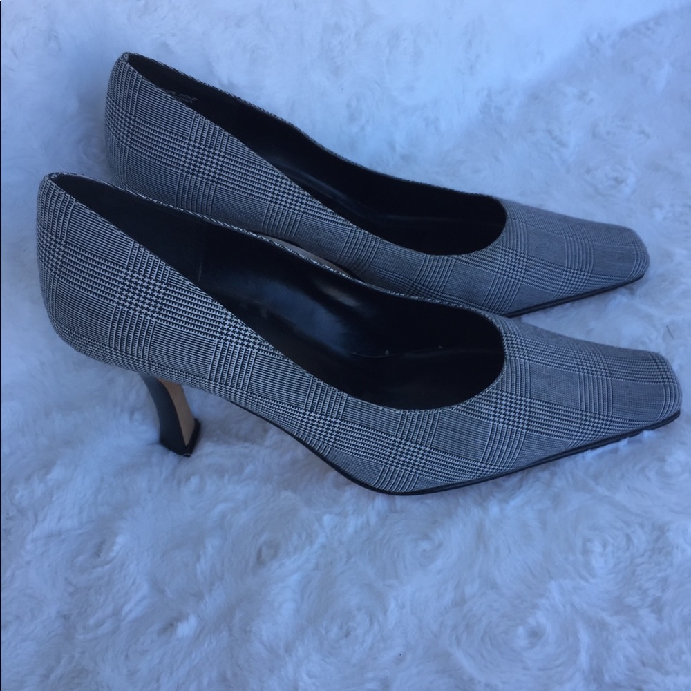 Karen Scoot black and white pumps 7M